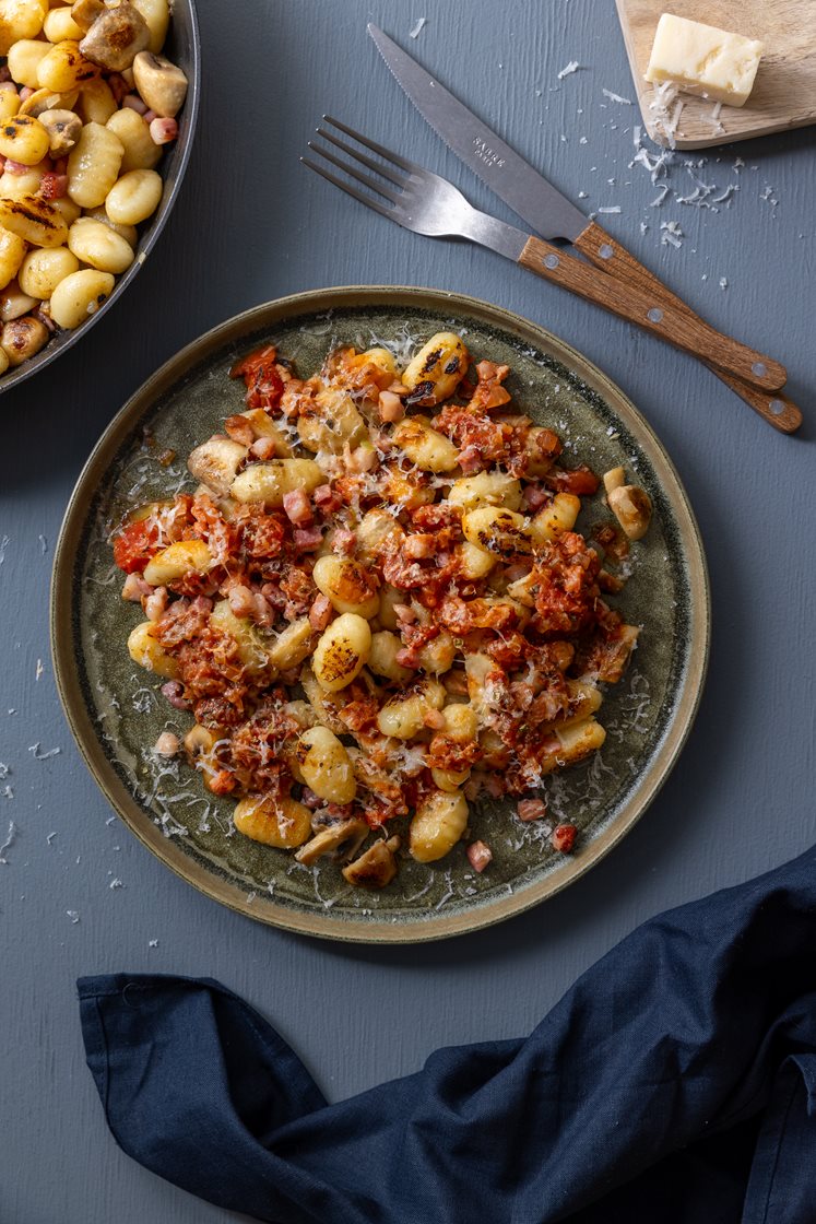 Stegte gnocchi med pancetta, svampe og rosmarin