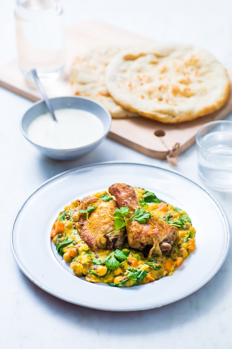 Ovnsbakte kyllinglår servert med indisk dhal med kikerter og koriander