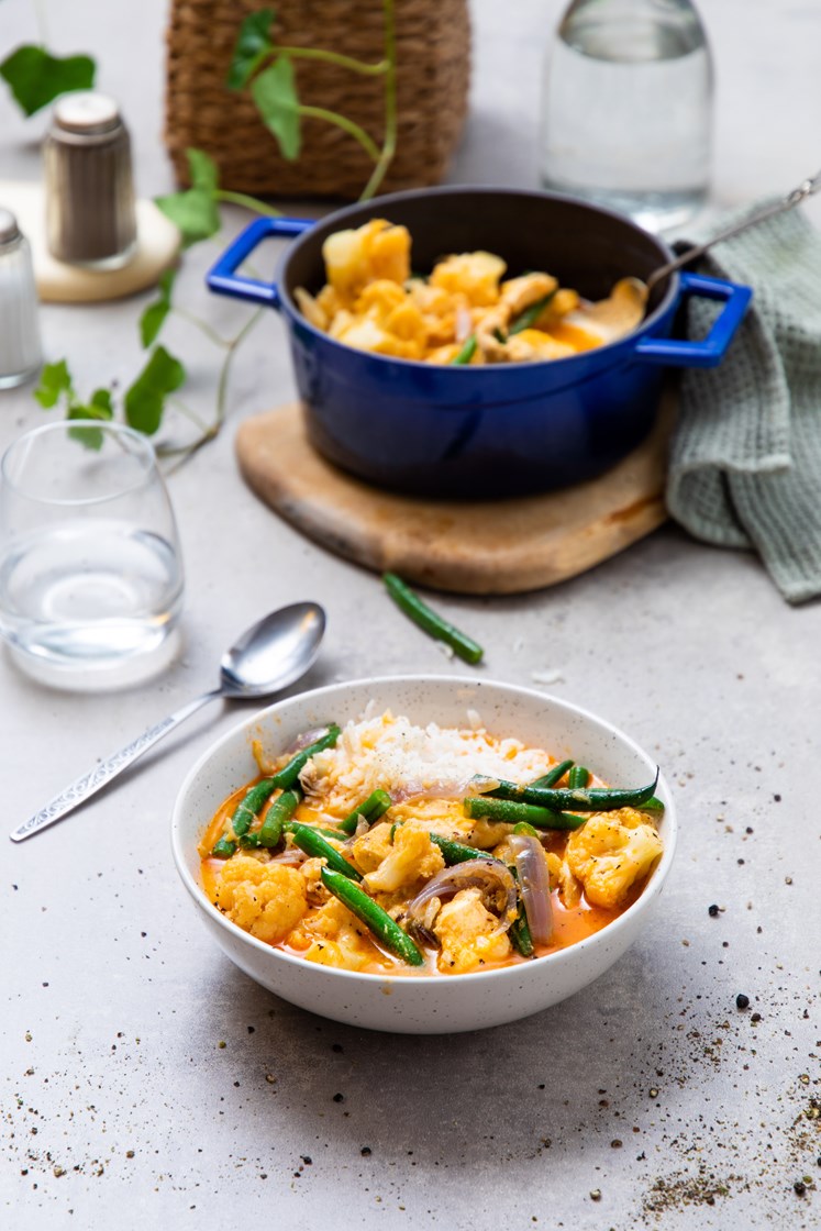 Rød thai-curry med kylling, blomkål og aspargesbønner