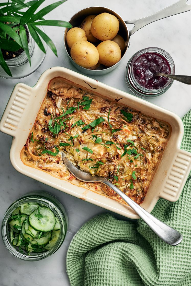 Vegetarisk kålpudding med pannoumi, pressgurka och lingon