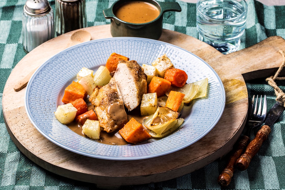Kyllingbryst med bakte grønnsaker og fløtesaus