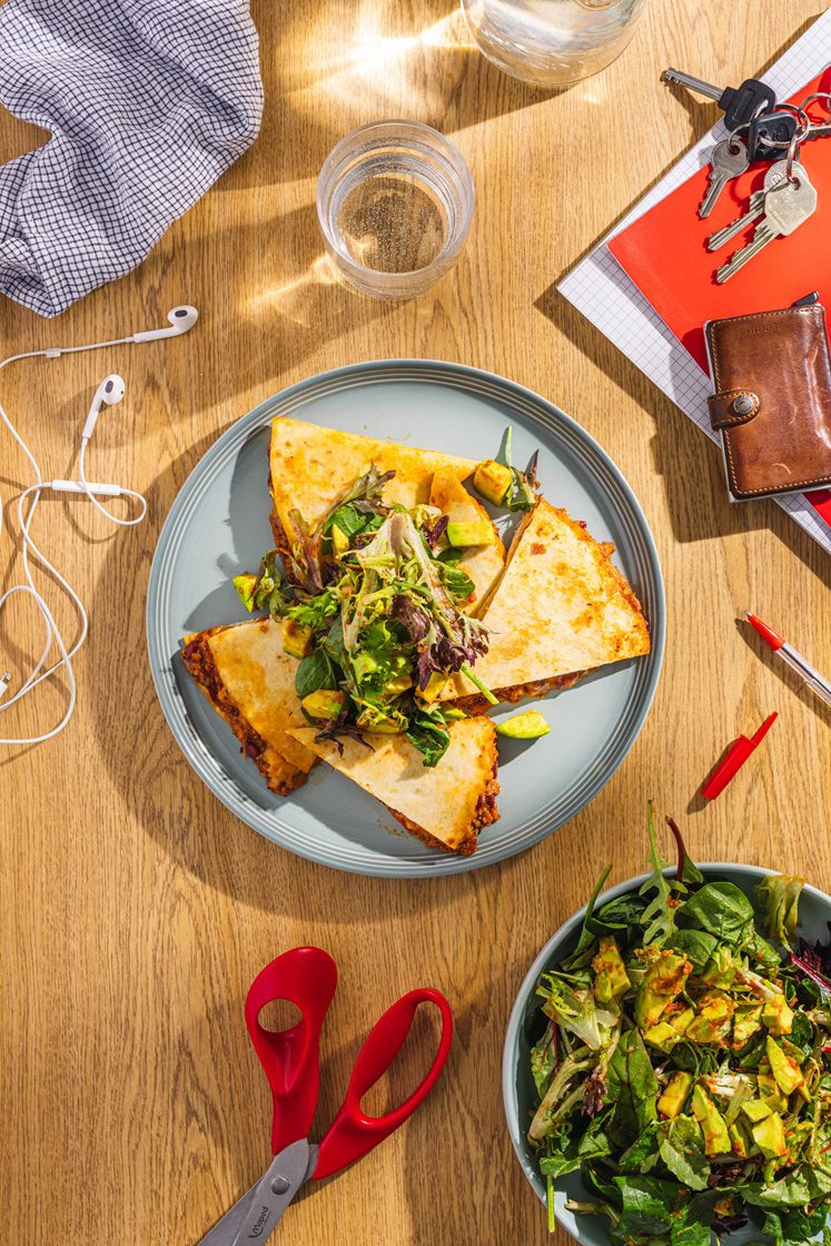 Quick chili con carne i bagte quesadillas med avocado og salsa