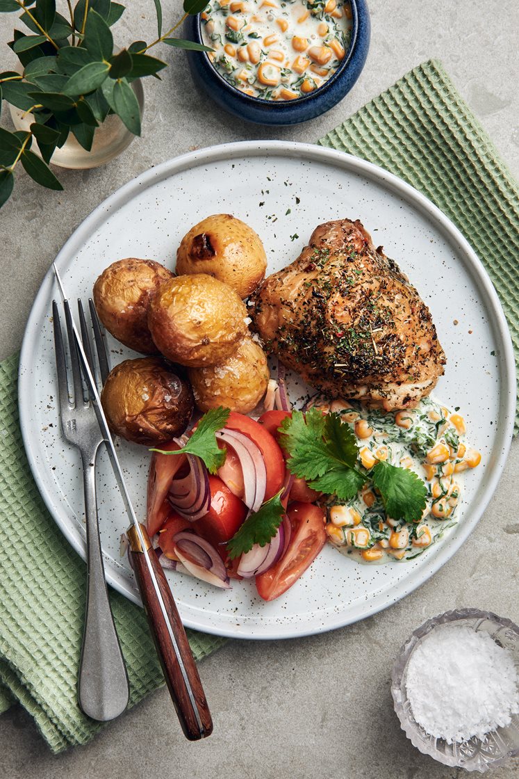 Örtrostade kycklinglår på ben med potatis och majssalsa med koriander