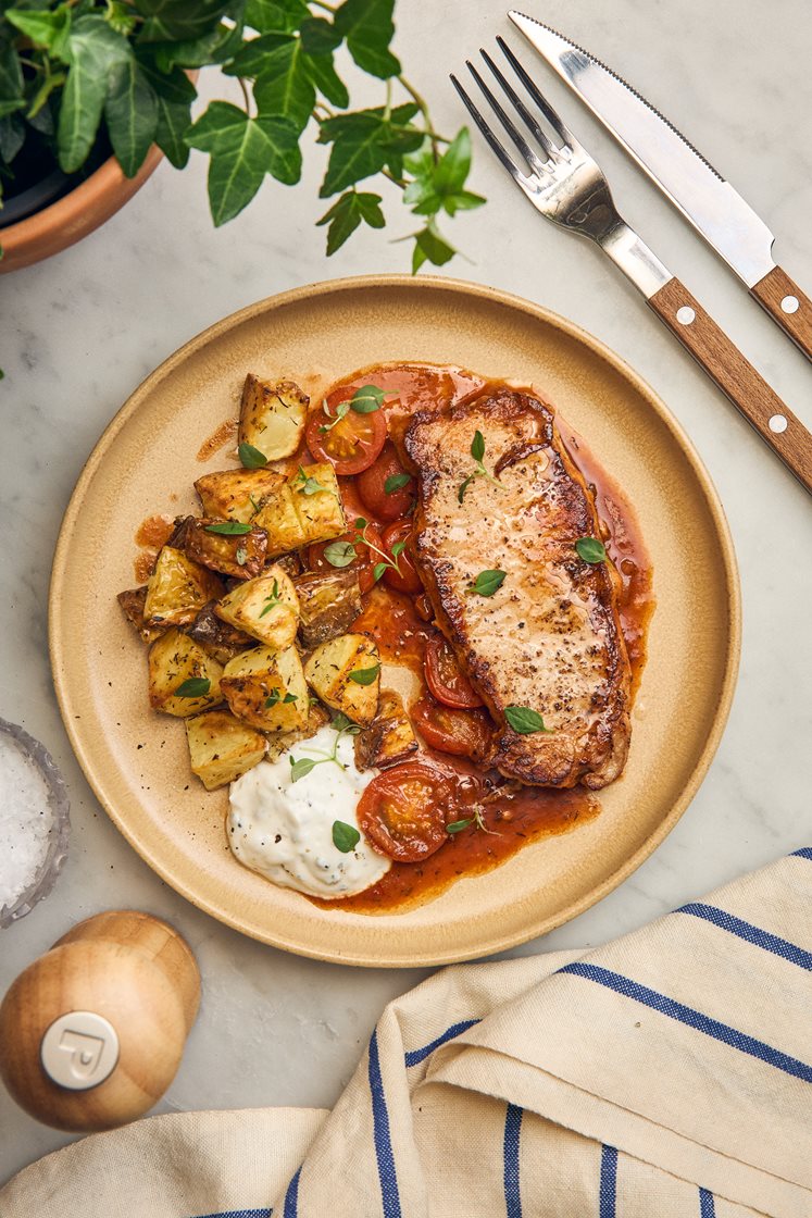 Smörstekt fläskkotlett med spansk tomatragu, örtrostad potatis och färsk timjan