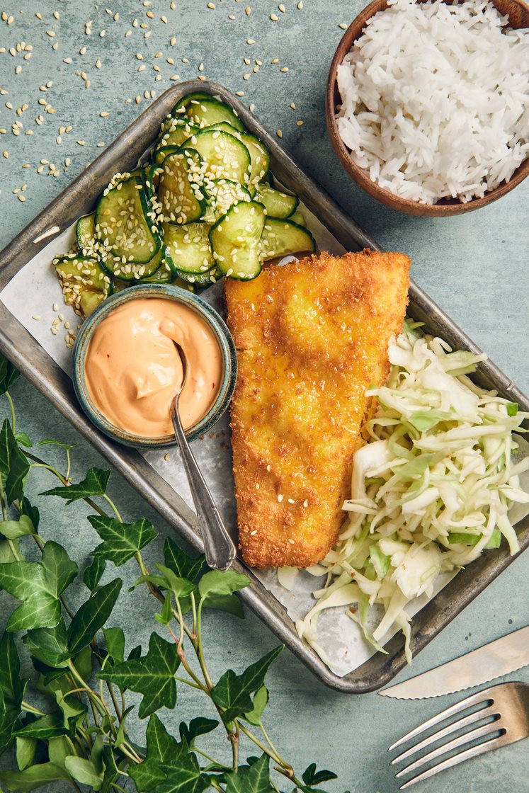 Färdigpanerad kummel med ponzumarinerad gurka, kålsallad och chilimajonnäs