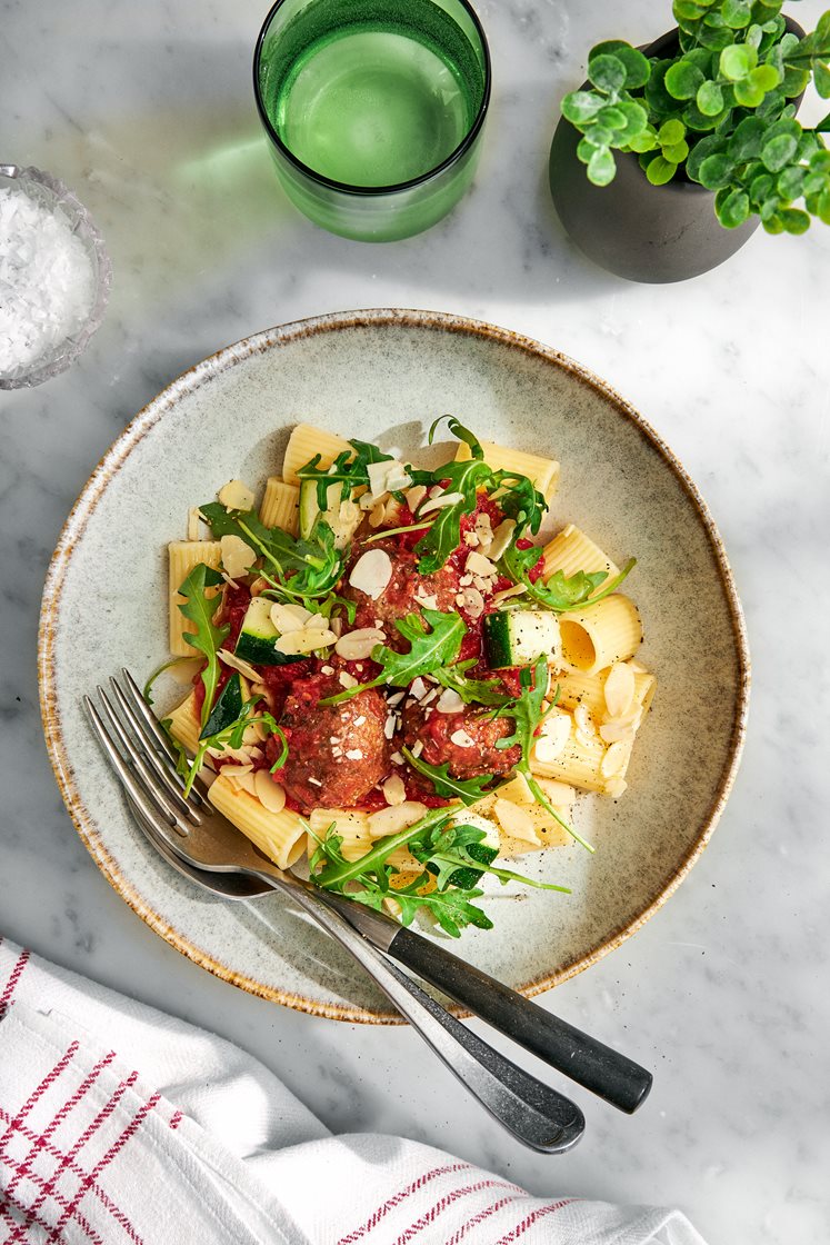 Köttbullar i tomatsås med mezze maniche, mandel och ruccola