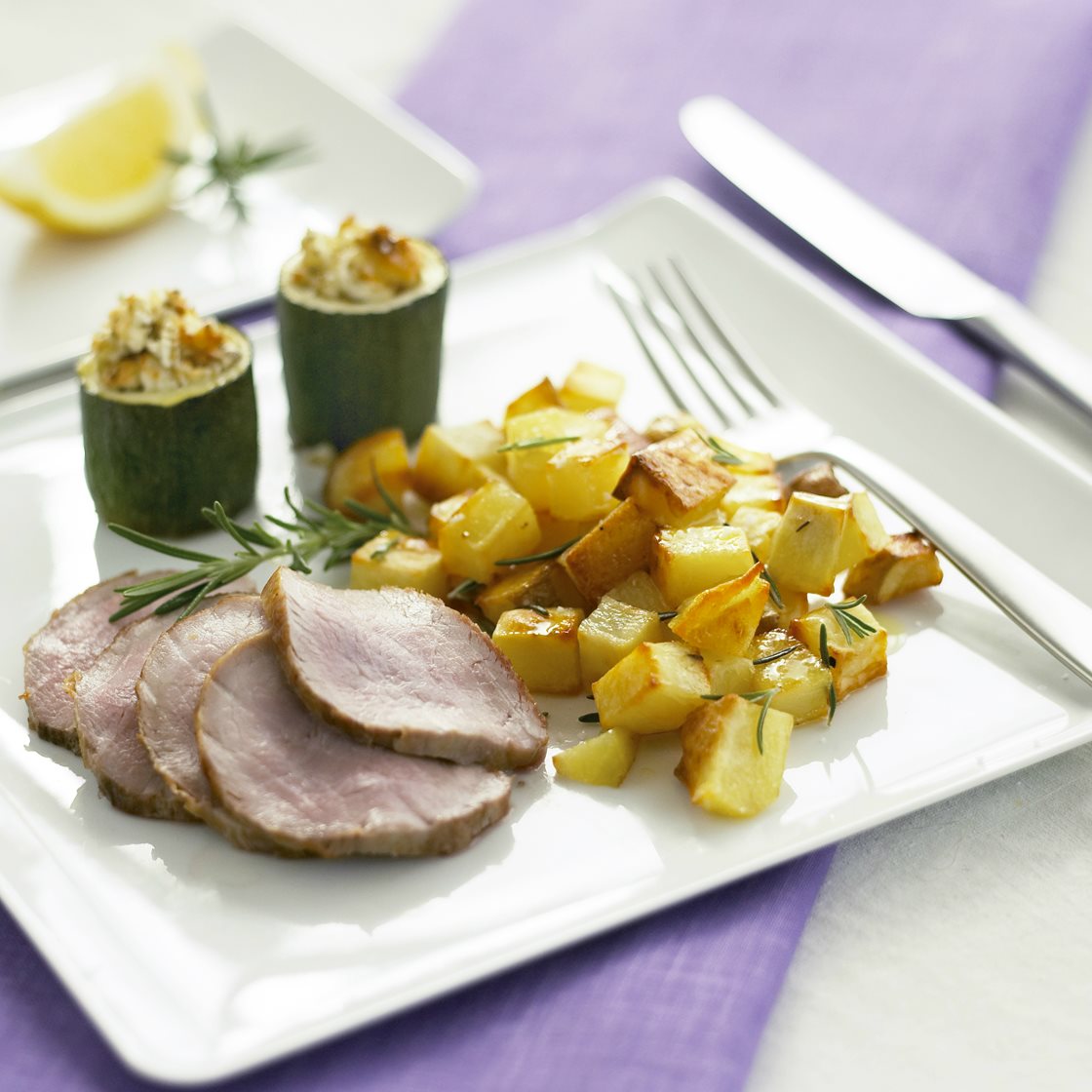 Skinkemignon med fyldte courgetter og citronkrydrede kartofler