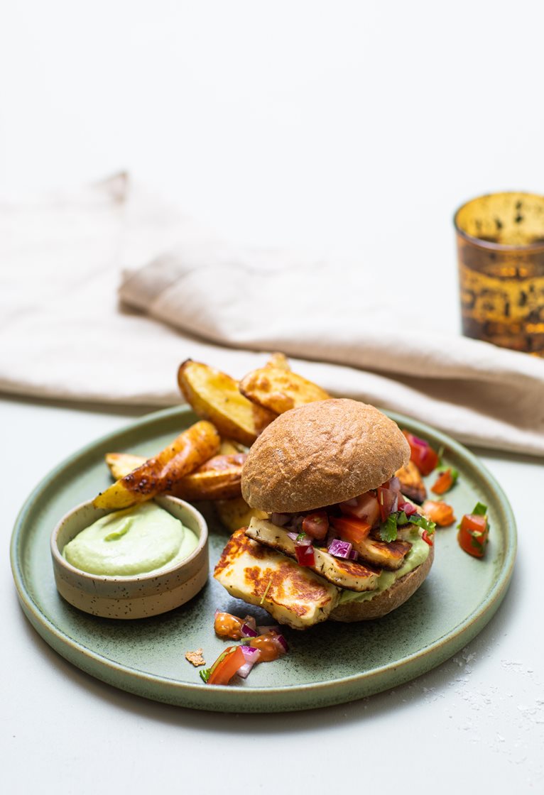 Burger med grillost, pico de gallo og guacamole