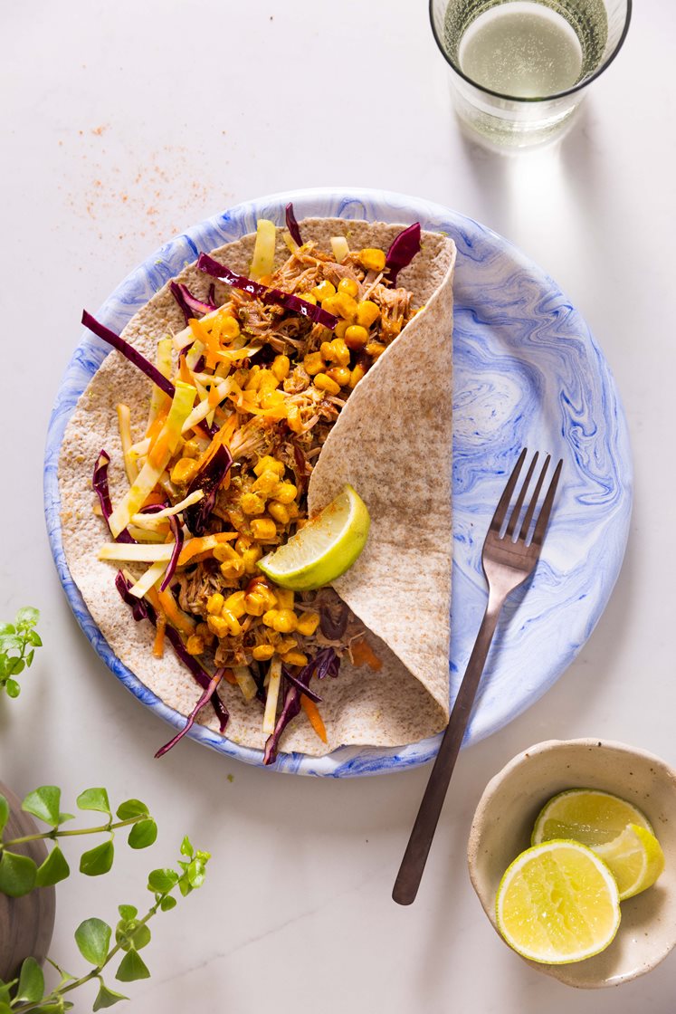 Pulled pork med bbq saus i tortillalefser med kålsalat og mais- og chipotledressing