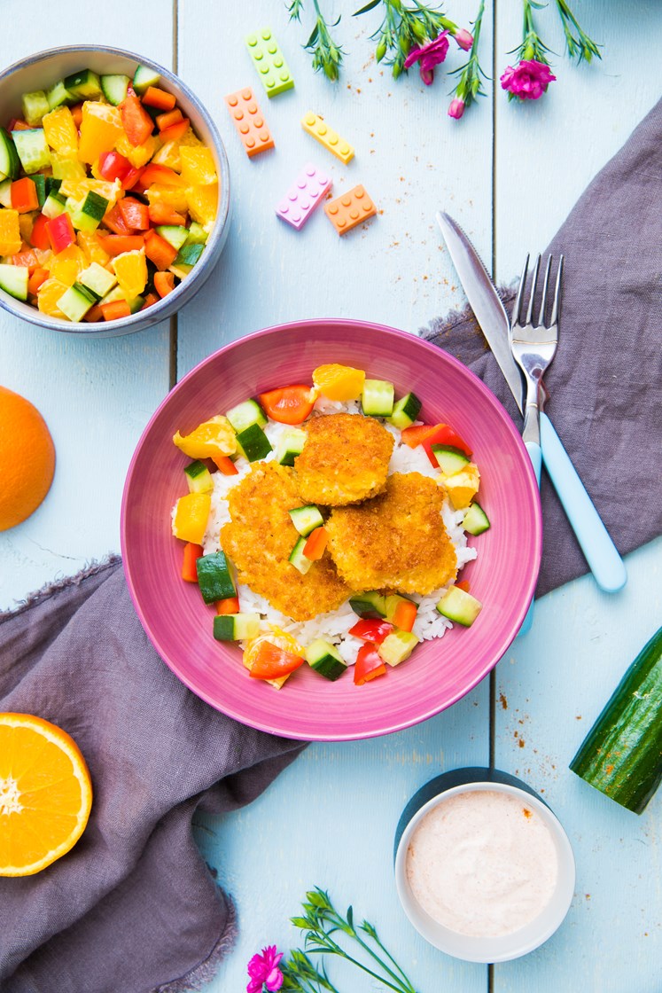 Hjemmelagde fiskenuggets med appelsinsalat, tacodressing og ris