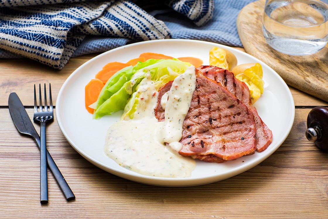 Grillbacon med dampet sommerkål og hvit saus