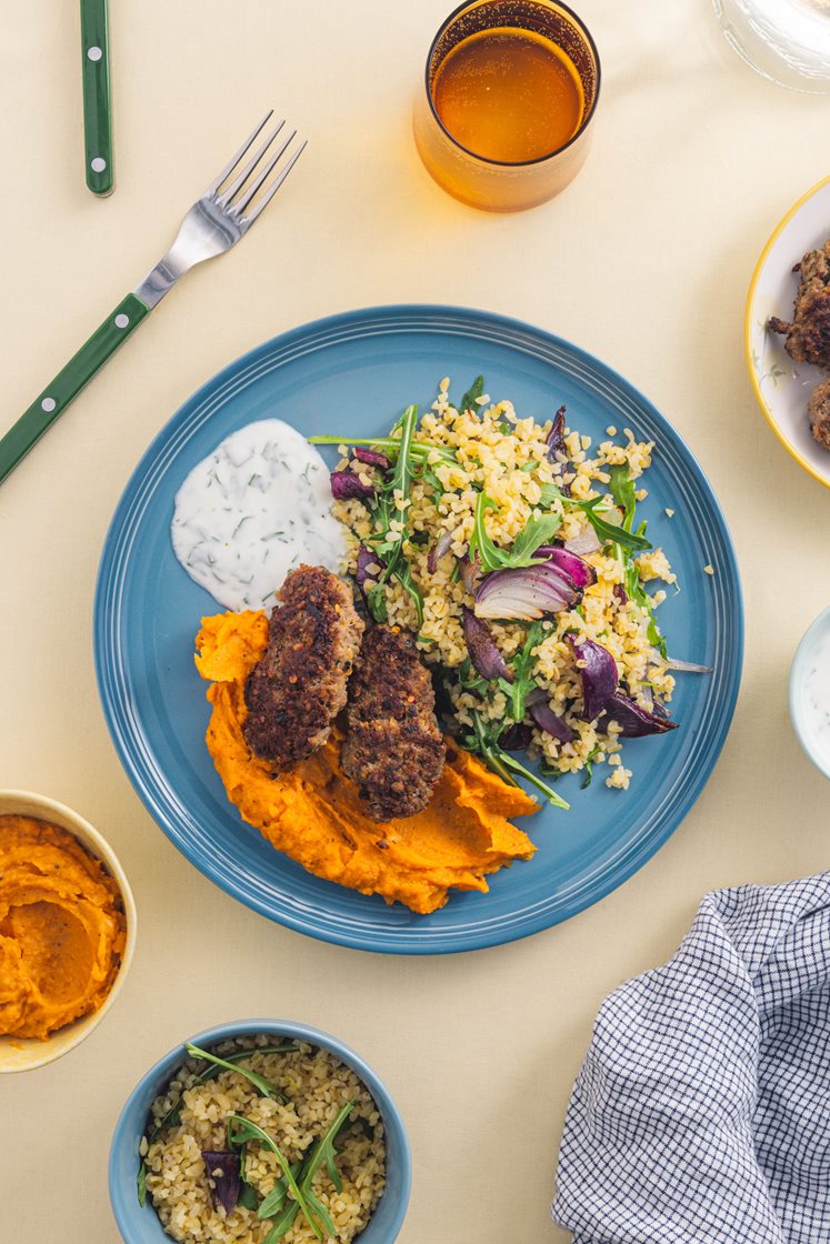 Hjemmelagde kebaber med bakt søtpotetkrem og bulgur, servert med sitron- og persilleyoghurt