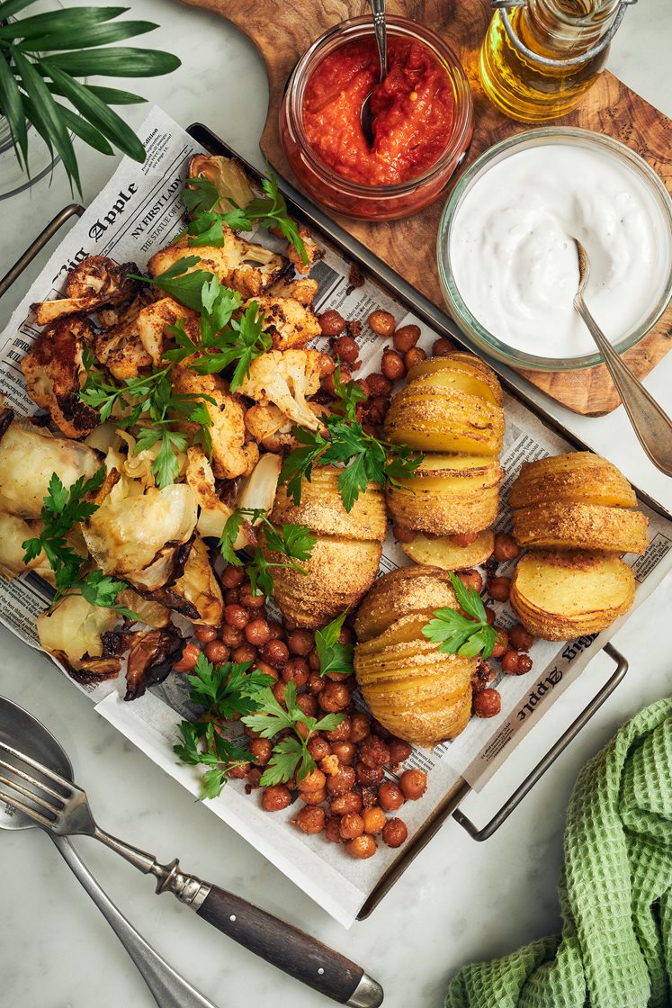 Allt på en plåt med hasselbackspotatis, blomkål, kikärtor och vitlökssås