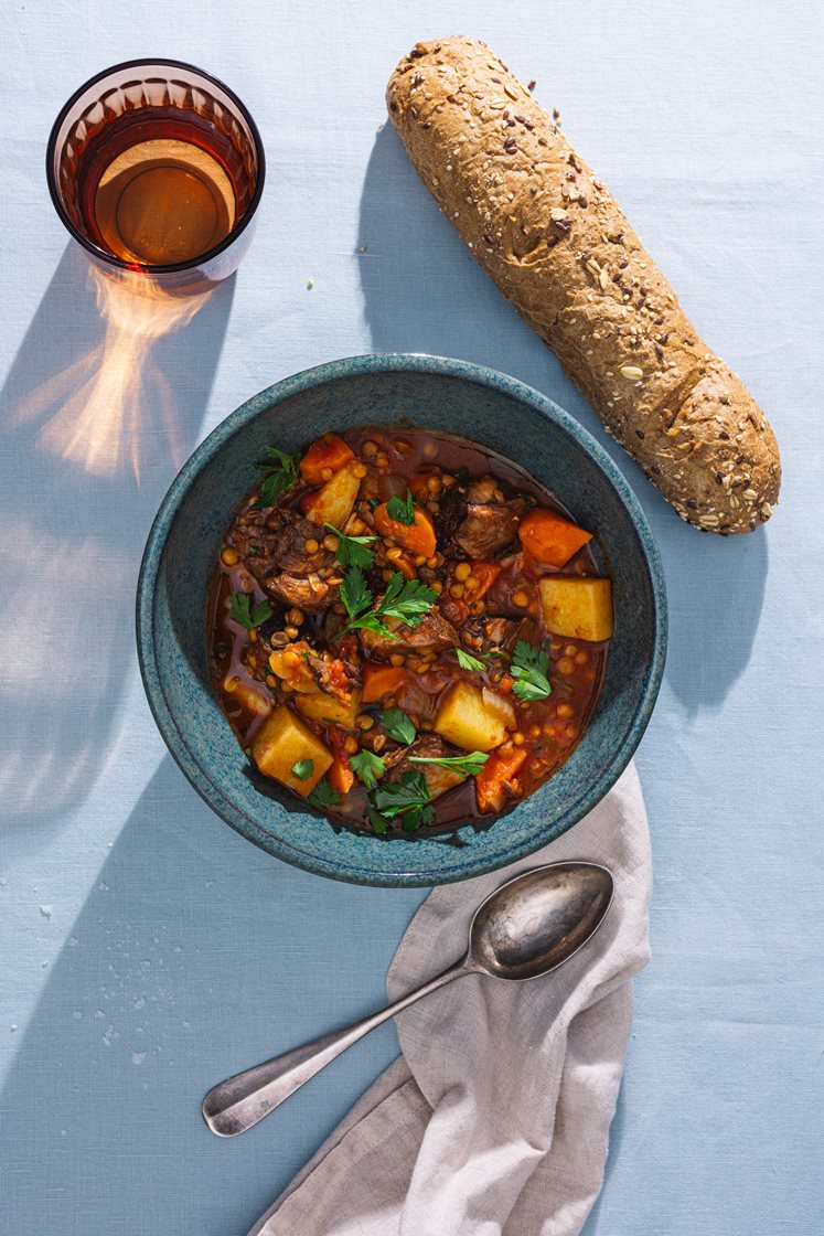 Spezzatino di manzo - Italiensk storfegryte med grønne linser, persille og grove bagetter