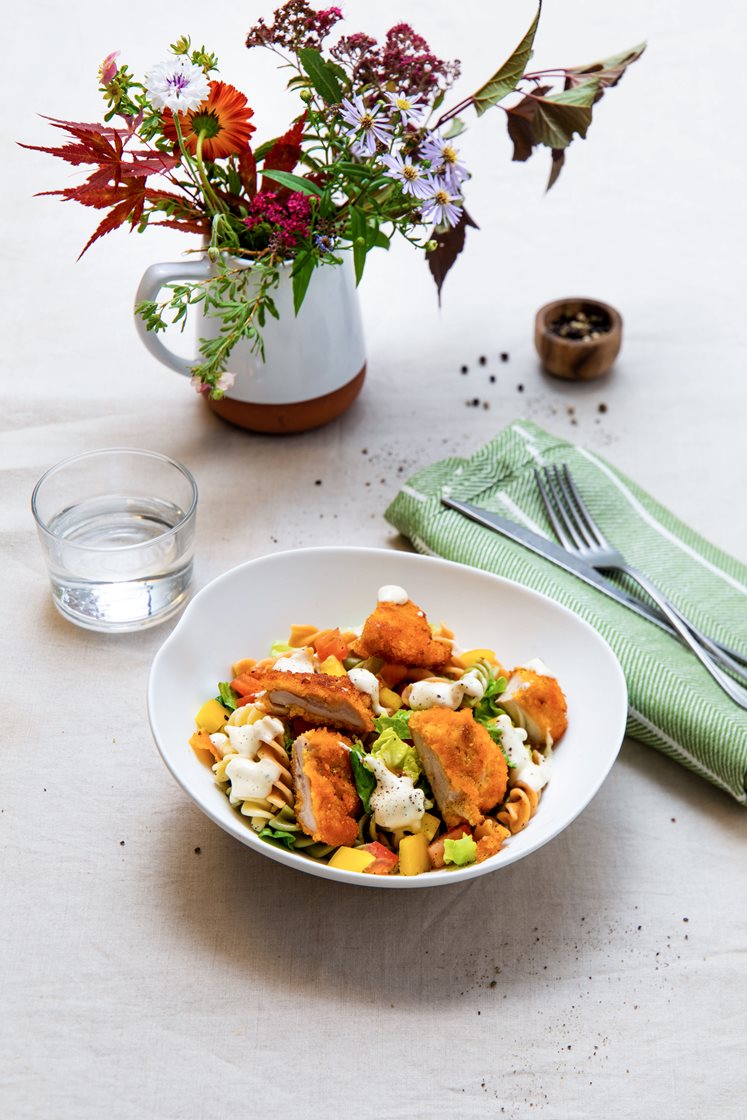 Crispy kyllingsalat med fusilli og cæsardressing