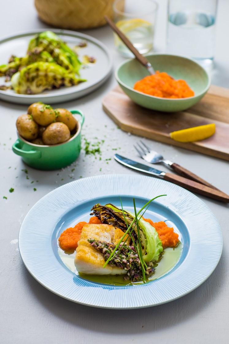 Pannestekt seifilet med gulrotpuré, stekt spisskål og urtevinaigrette