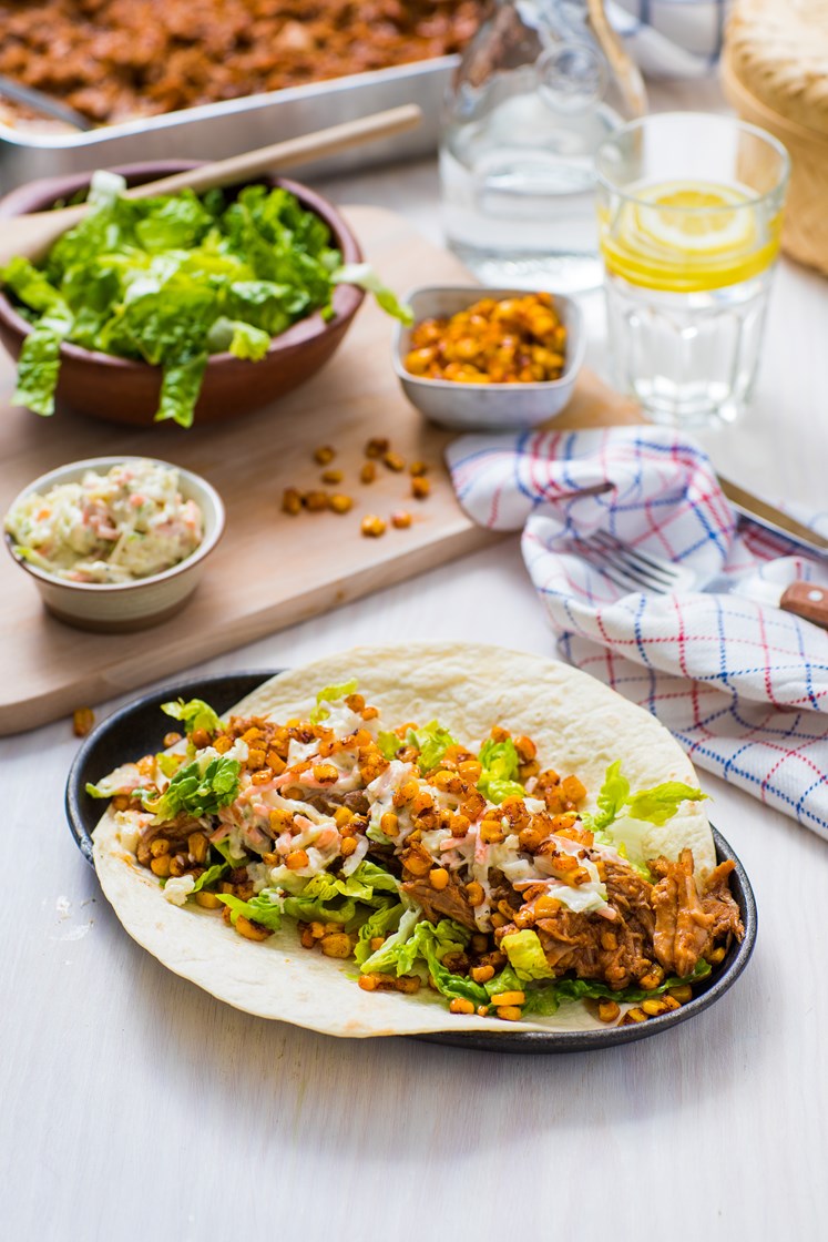 BBQ-marinert pulled pork i tortillawrap med coleslaw og stekt mais