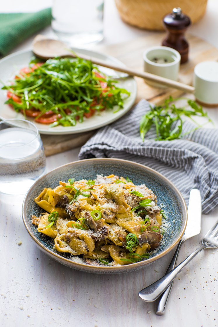 Ravioli, kremet soppsaus og tomatsalat