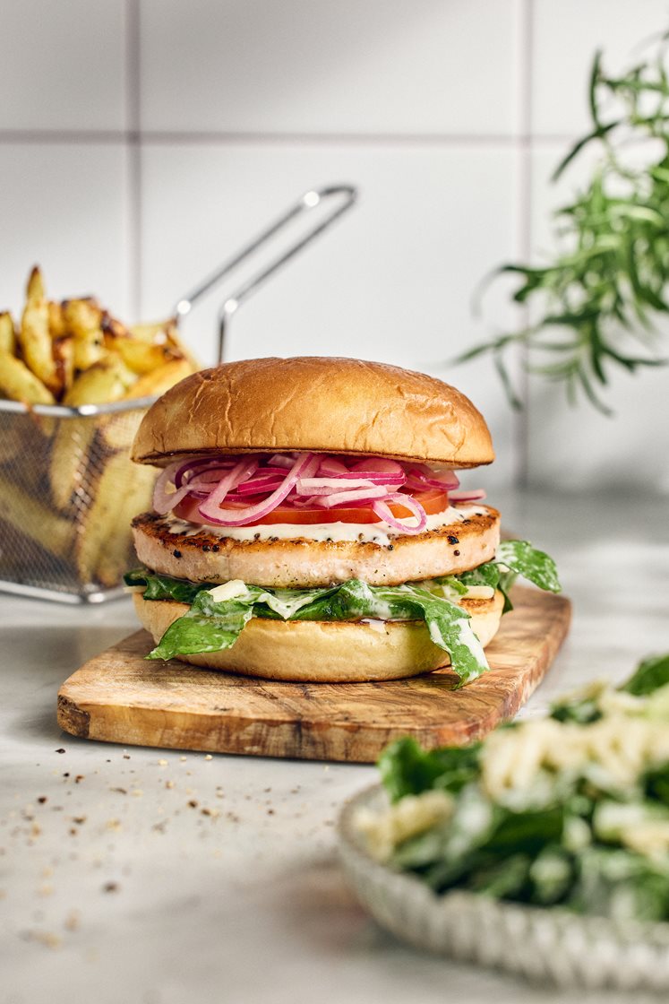 Laxburgare med caesarsallad, picklad rödlök och örtpommes frites 