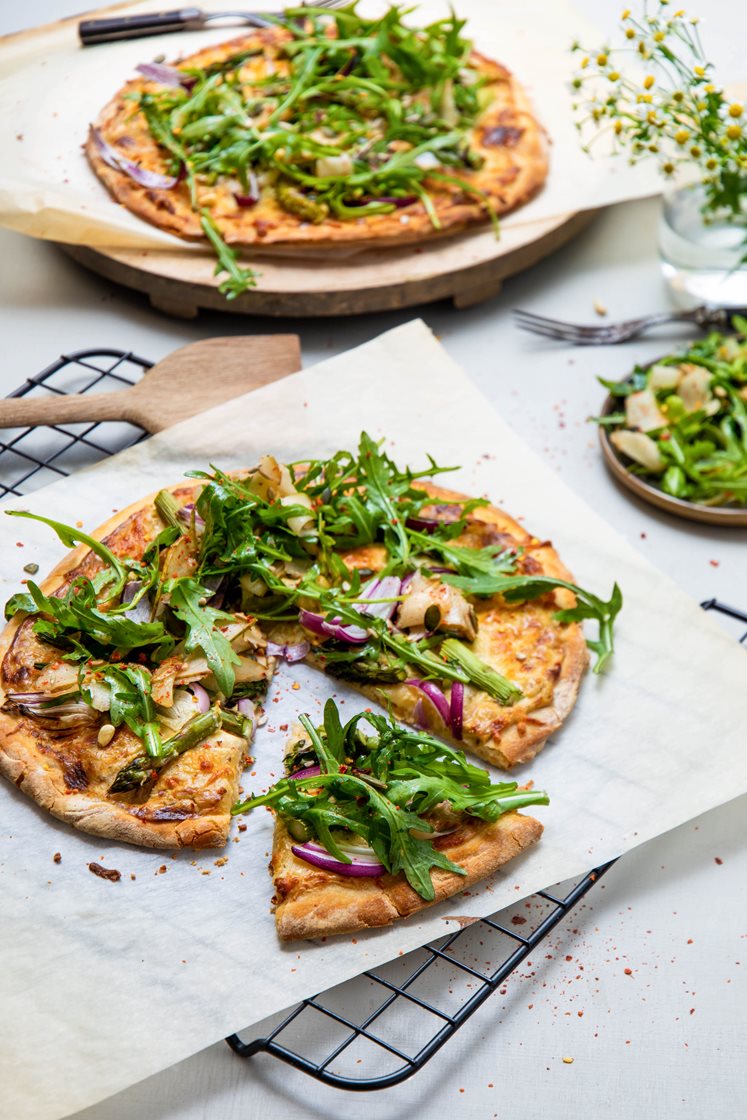 Aspargespizza bianco og rucolasalat med pære