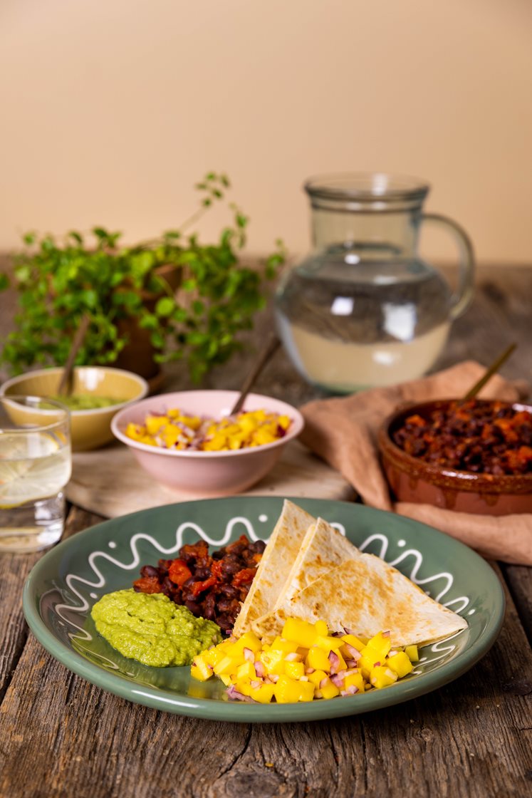 Quesadillas med tomatstekte svarte bønner, mangosalsa og avokadohummus 