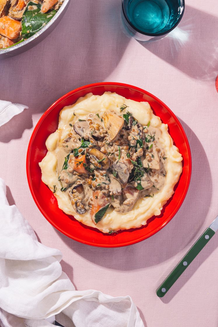 Fransk soppgryte med spinat og grønne linser, servert med potetmos