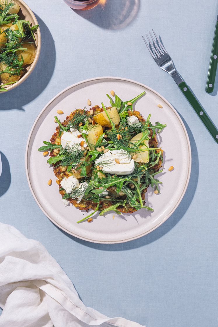 Squashrøsti med dill, ristede pinjekjerner og potet- og chevresalat