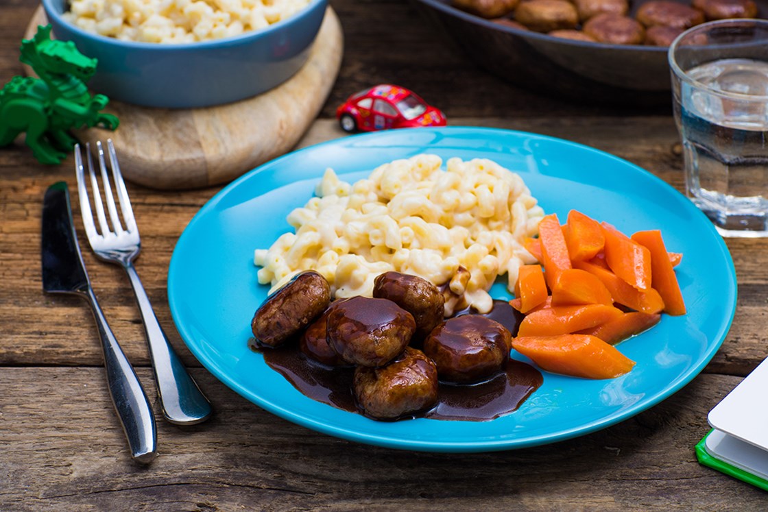 Kyllingfrikadeller med makaronistuing og glaserte gulrøtter
