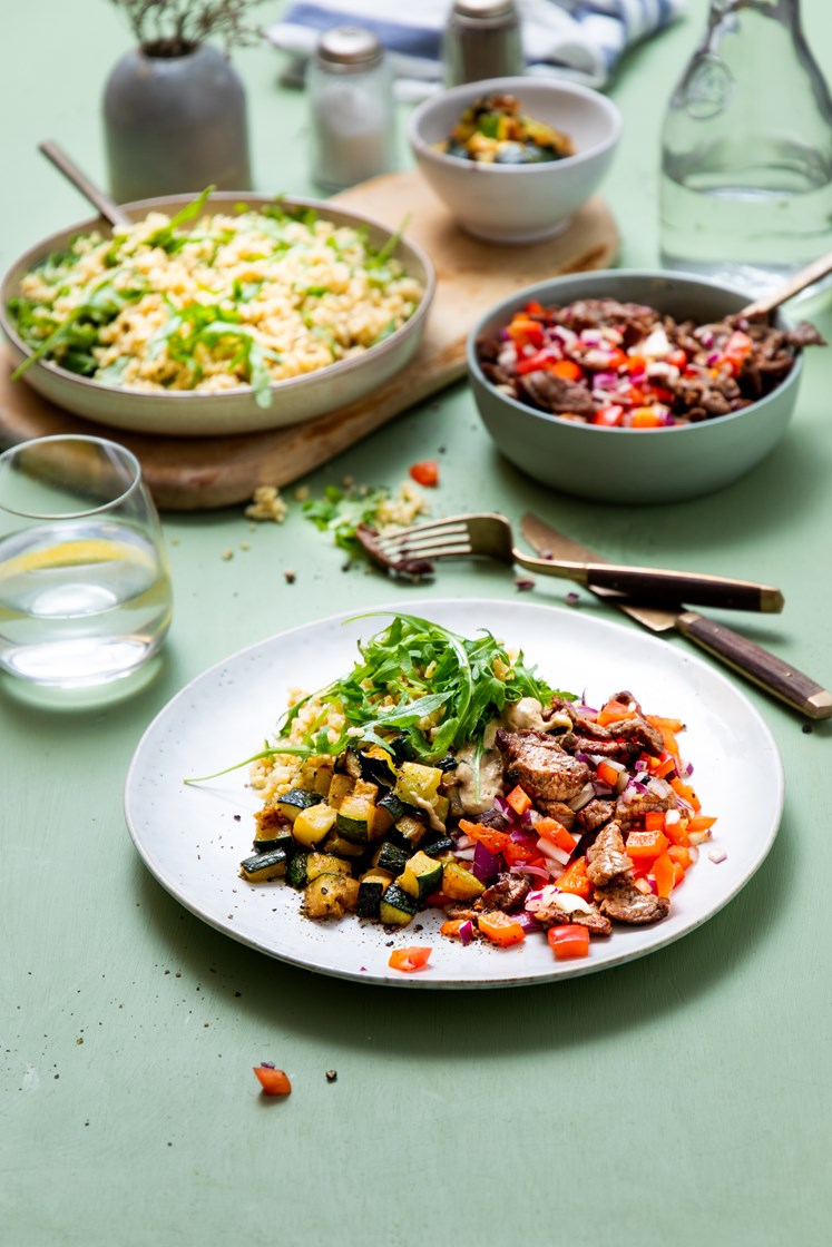 Bulgursalat med storfestrimler, steinsoppesto, squash og ruccola 