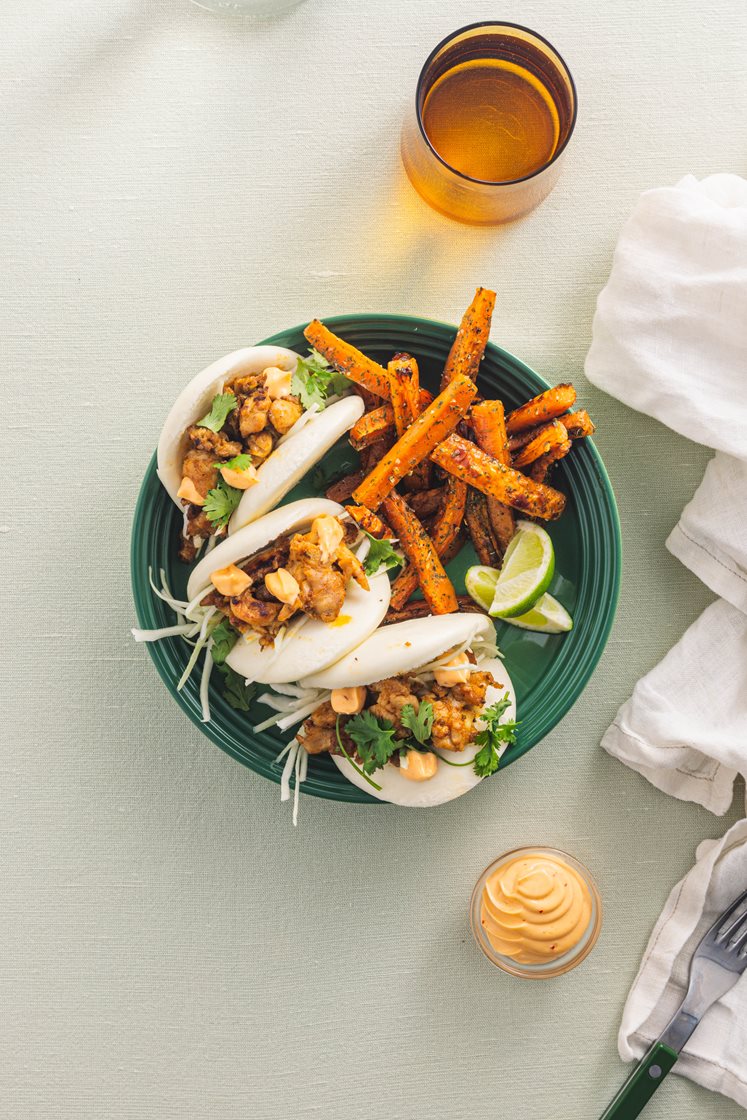 Steamed buns med krydret kylling, lettsyltet kål og chilimajones servert med bakte gulrotfries 