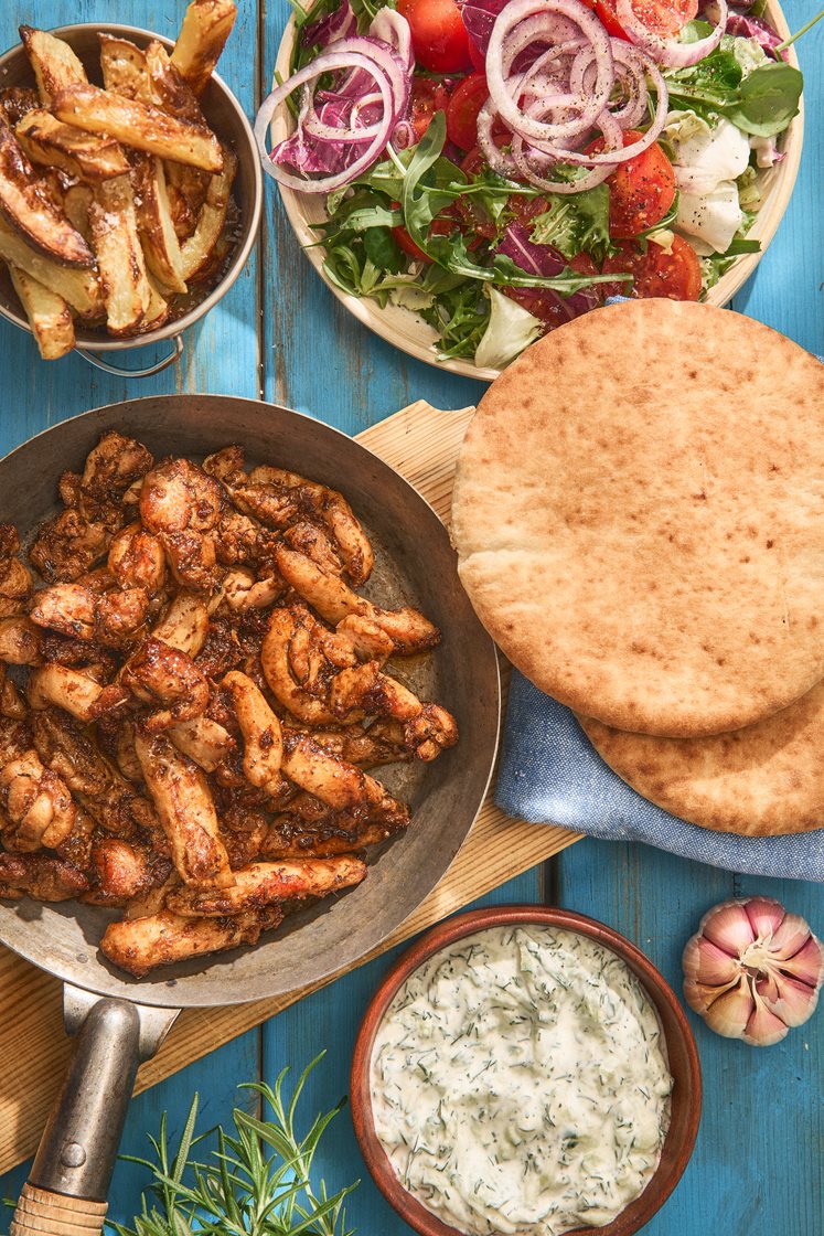 Kyllingegyros i pitabrød med dildtzatziki, tomatsalat og pommes frites