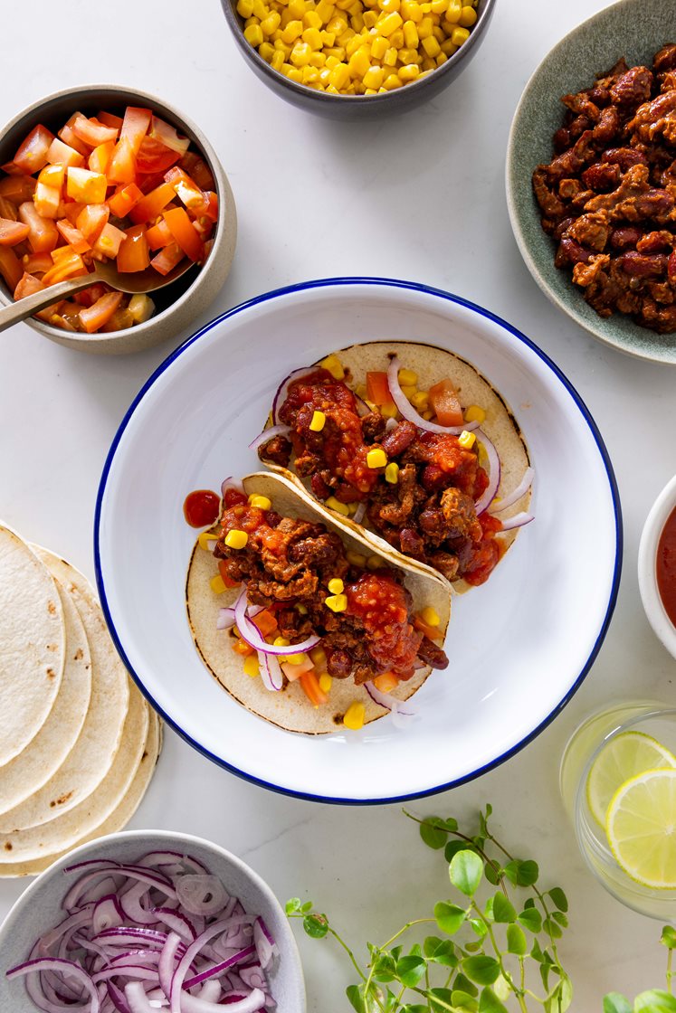 Soft tacos med carnitas af okse med majs og salsa 