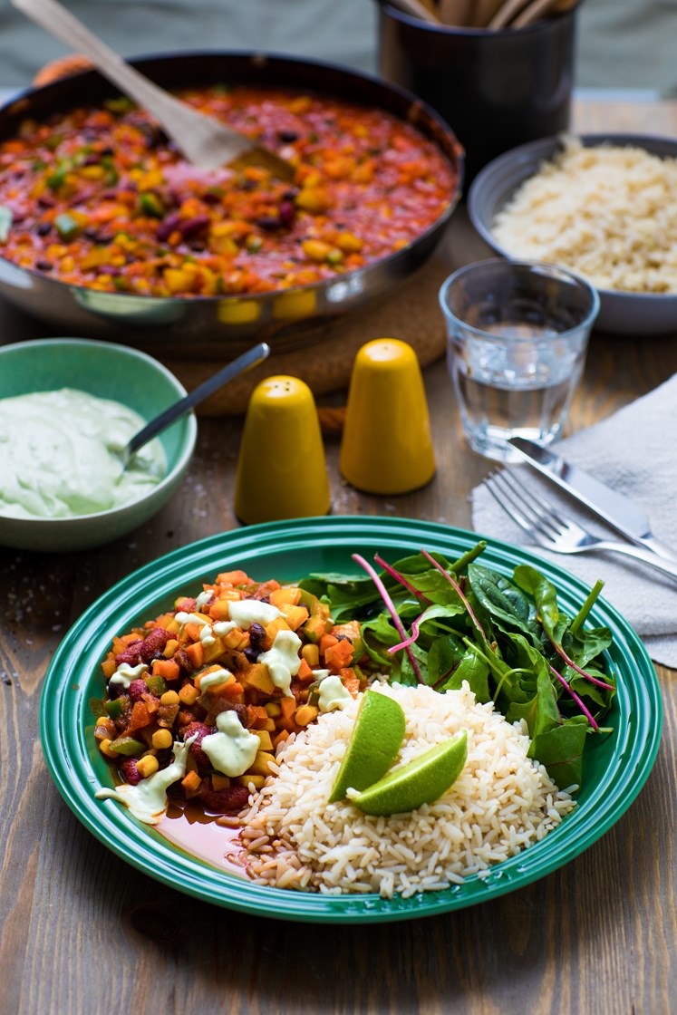 Chili sin carne med avokadodressing, salat og fullkornsris