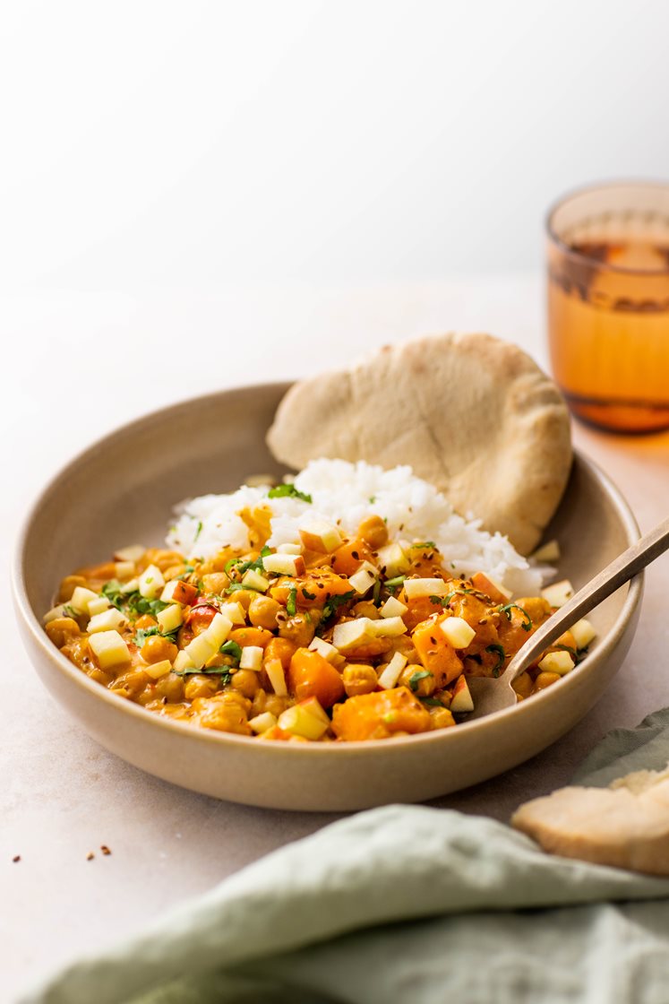 Kokosgryte med rød curry, søtpotet, kikerter og koriander, servert med jasminris og multibrød