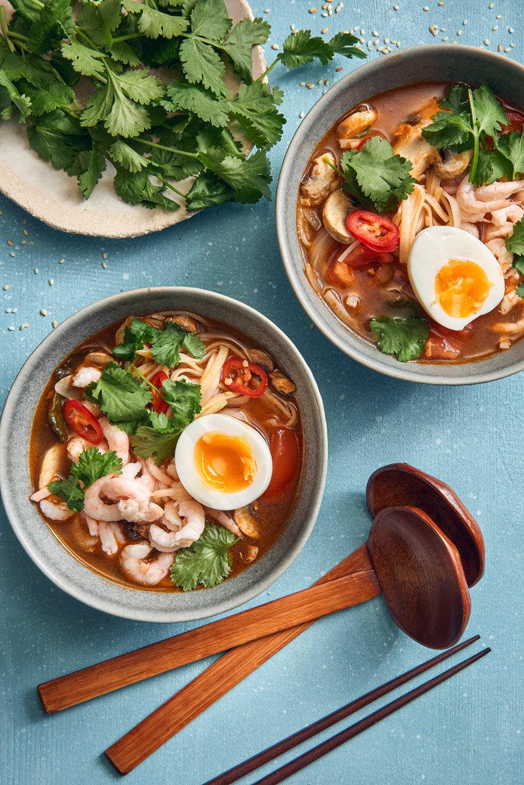 Tom yam goong - Thailändsk räksoppa med limeblad, nudlar och koriander