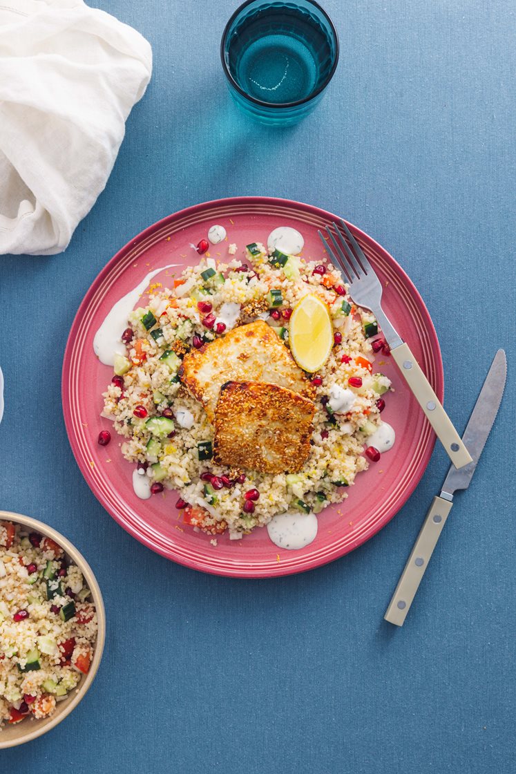 Sesamstekt halloumi med tabbouleh og krydret dressing