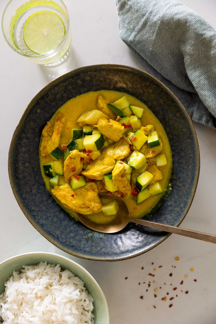 Kyllingeinderfilet i kokosmælk med squash og peberfrugt