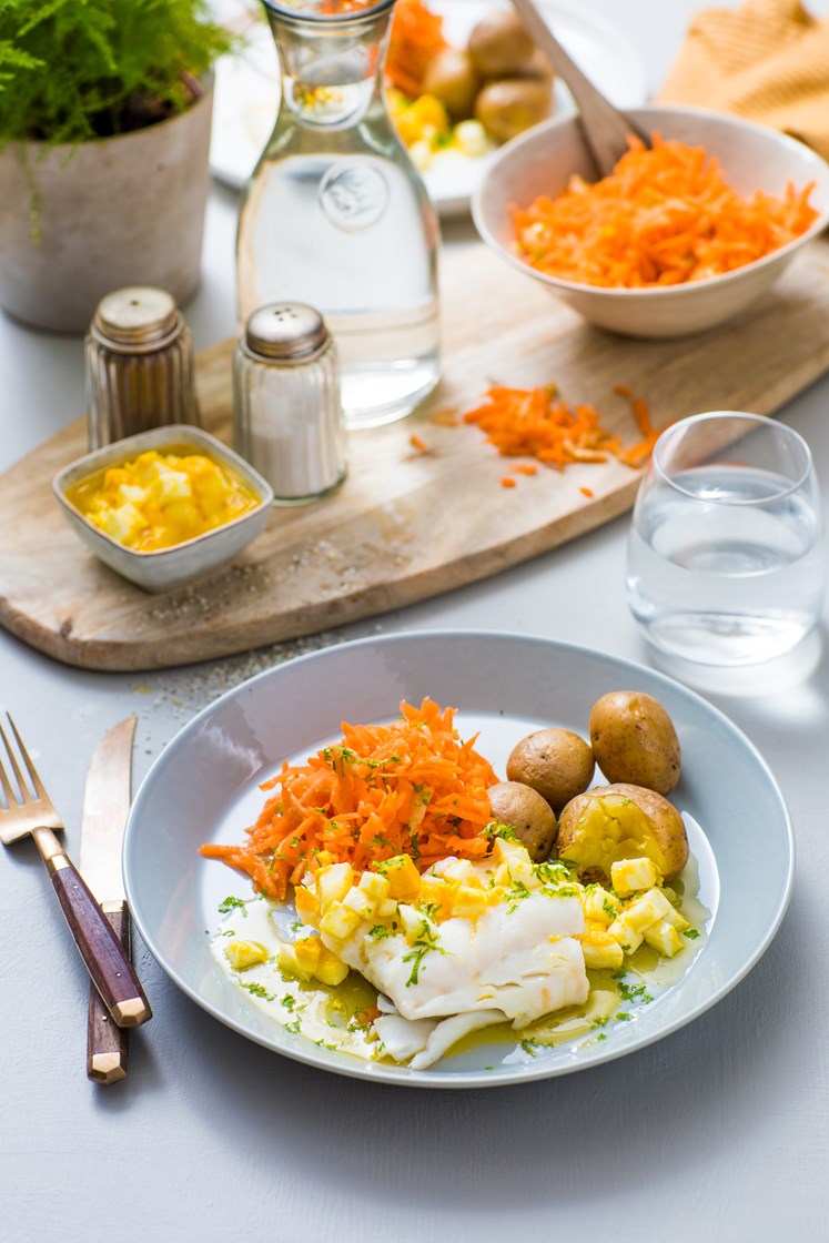 Lettsaltet torsk med råkostsalat, eggesmør og dill