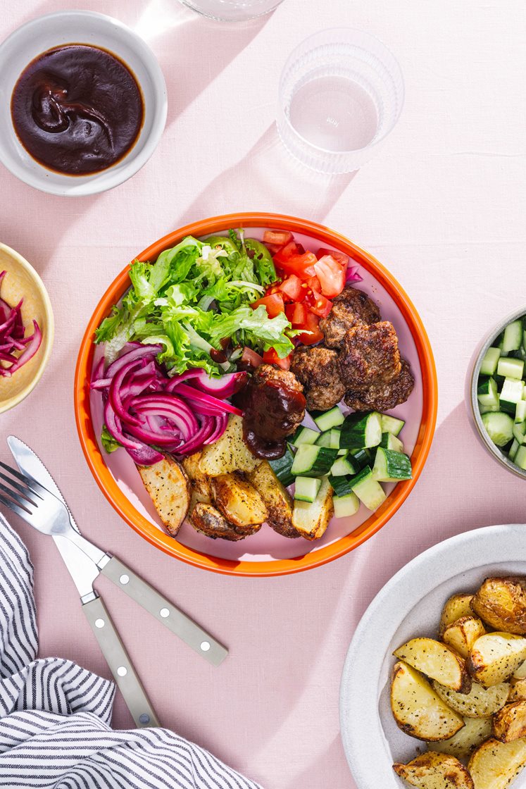 Mini-burgerbowl med syltet rødløk, ovnsbakte potetbåter og grønnsaker