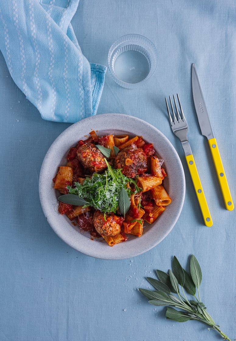 Pasta med italienske kødboller i tomatsauce og rucola