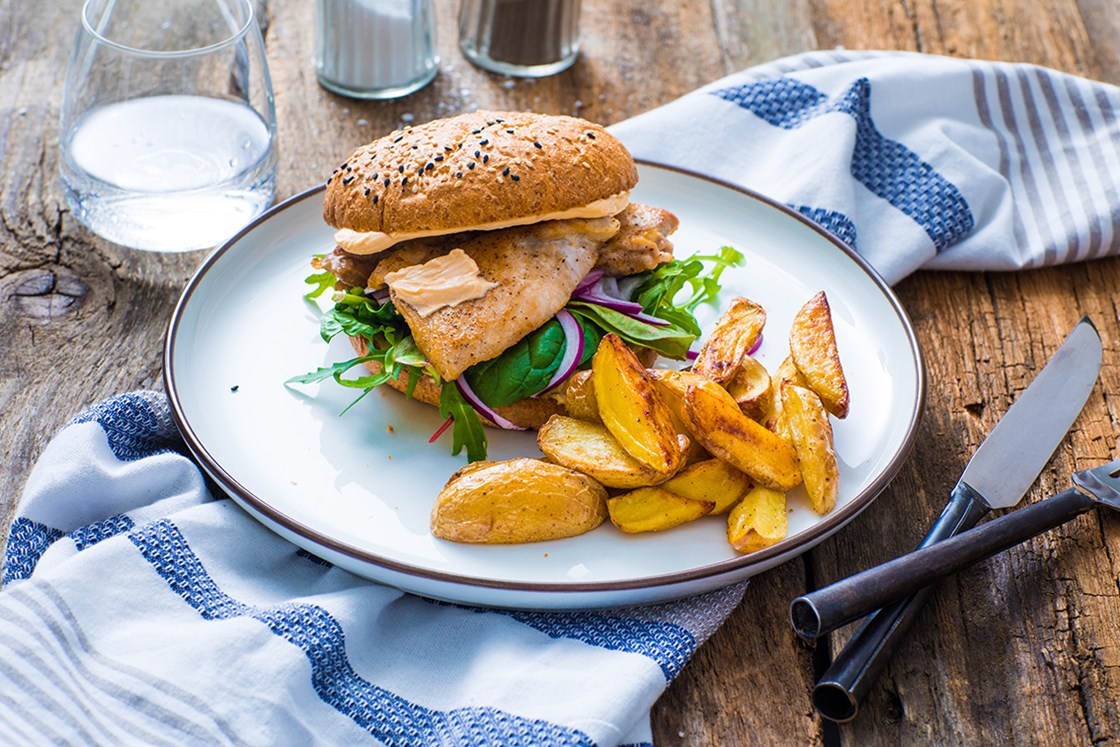 Kyllingburger med potetbåter og chilimajones
