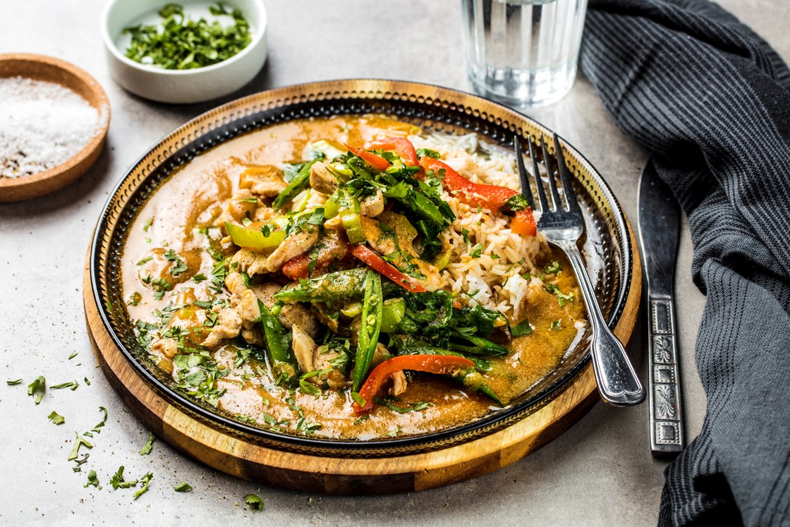 Kyllingcurry med kokosmelk og basmatiris