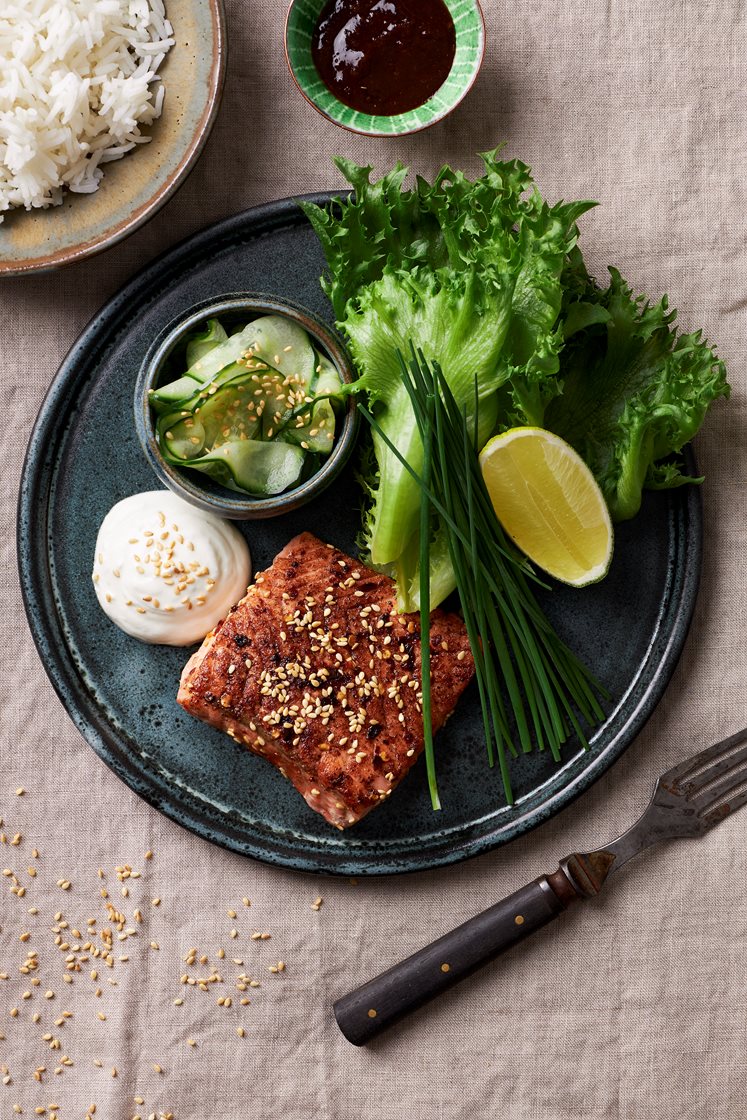 Sesamkryddad lax med five spice, picklad gurka och gräslök