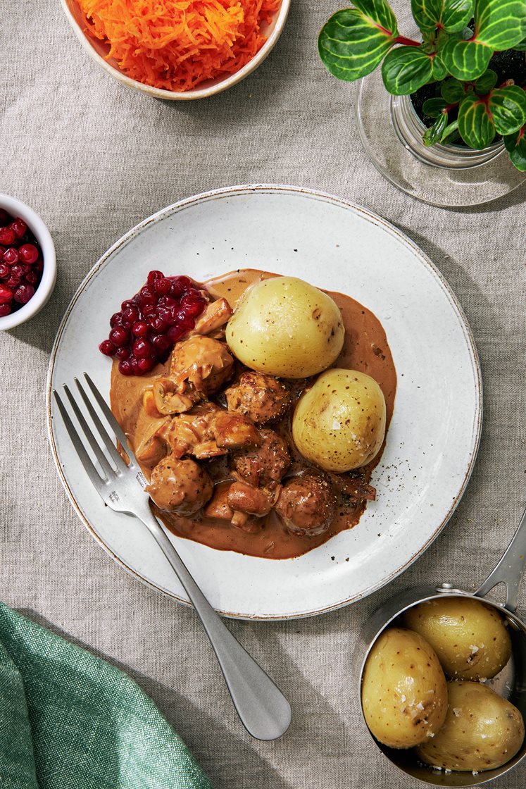 Gräddig champinjongryta med vegobullar och kokt potatis