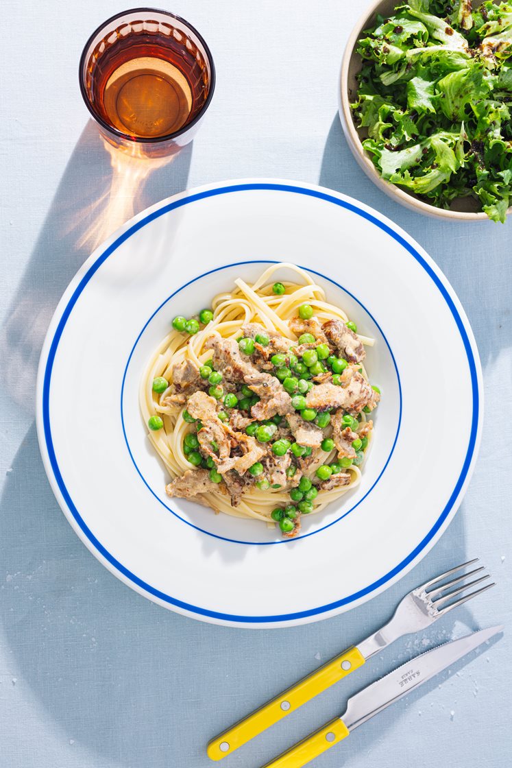 Kremet pasta med gyroskjøtt, erter og salat