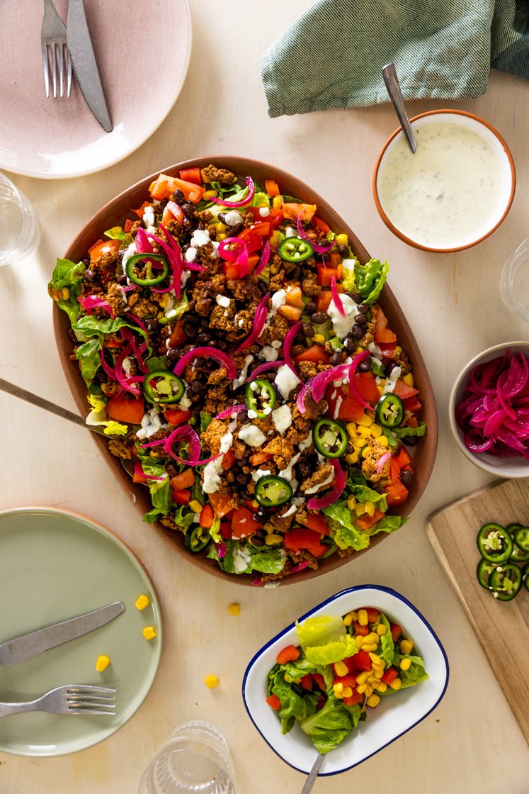 Tacosalat med kjøttdeig og bønner, syltet rødløk og jalapeñodressing