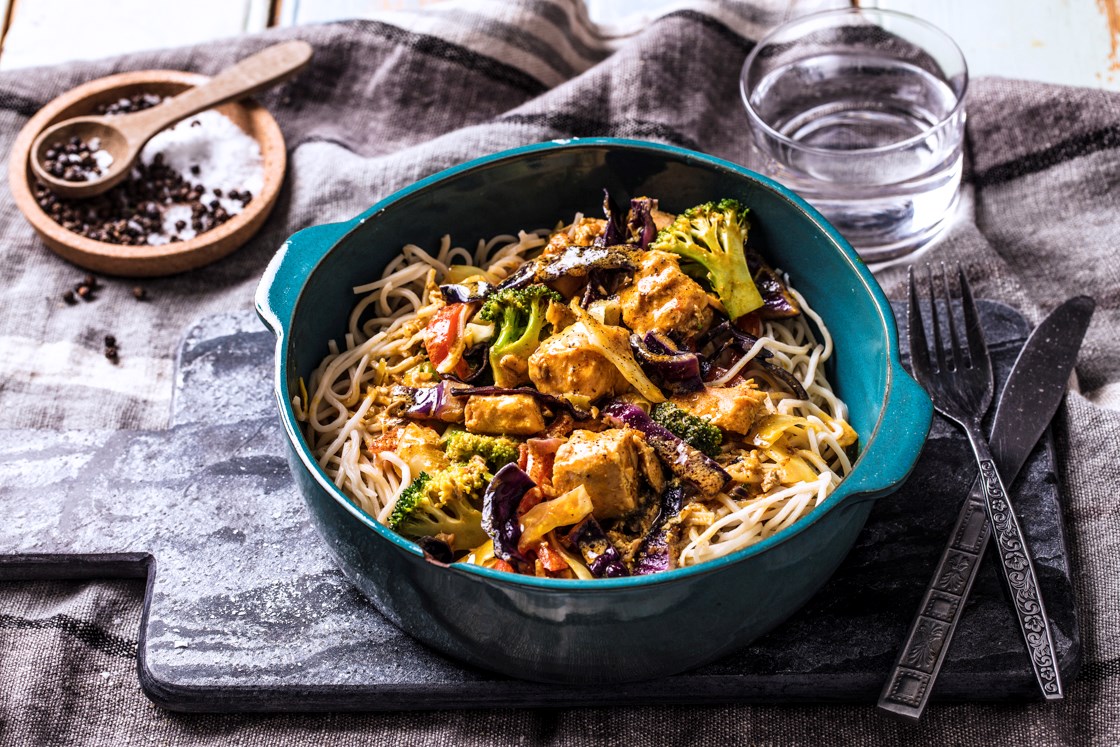 Laks med thai currysaus og nudler