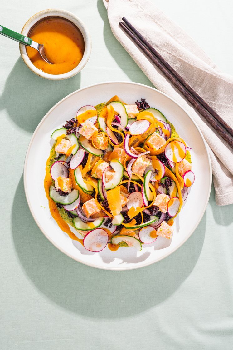 Lakseceviche med svart ris og koriandersalsa, friske grønnsaker og mangoracha