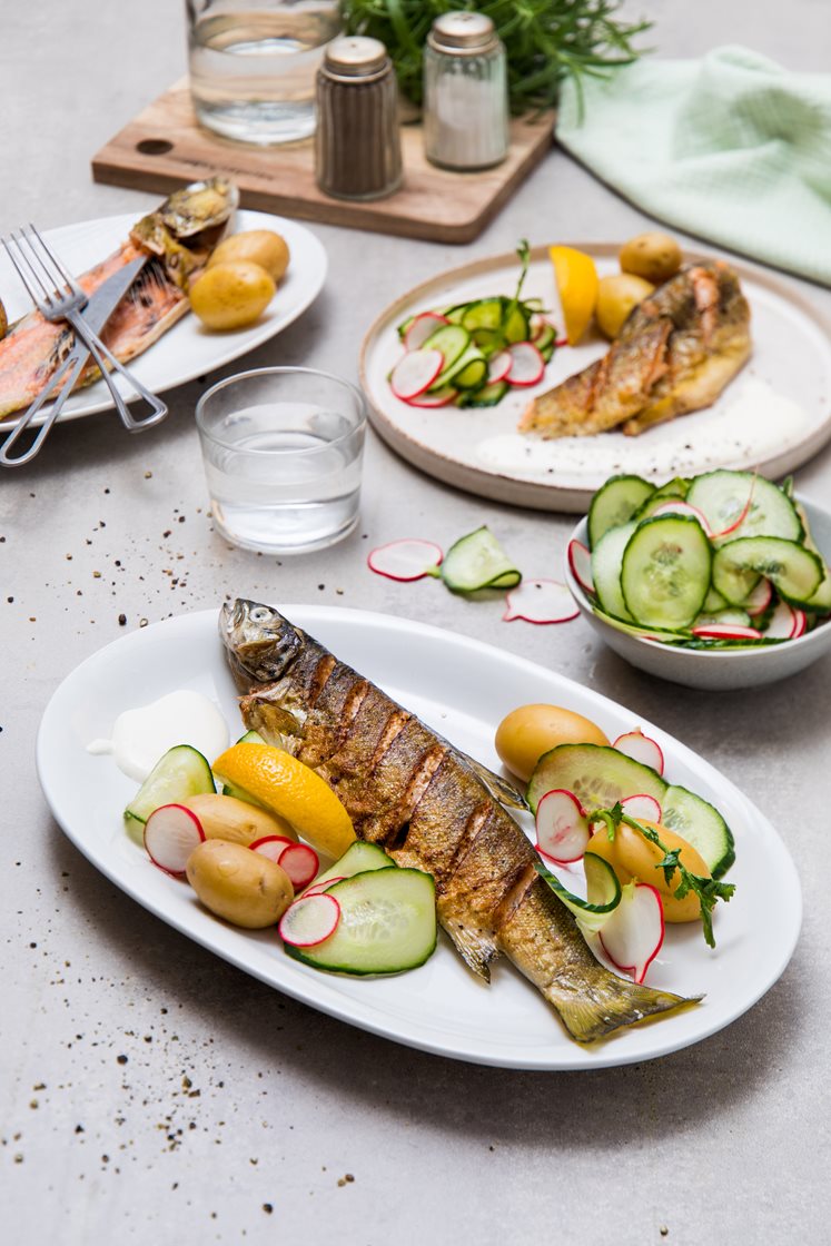 Helstekt fjellørret med reddik- og agurksalat, kokte poteter og seterrømme