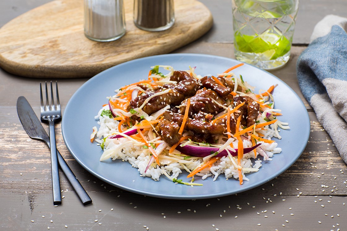 Svin teriyaki med kålsalat og ris